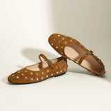 bruine suède flats met verstelbaar bandje en metalen studs
