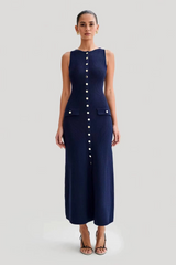 Mouwloze navy jurk met knopen, model recht van voren