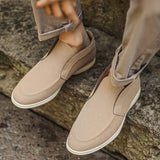 Beige suèdelook instappers met witte zool