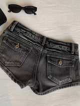 Denim Shorts Damen Schwarz Y2K mit niedriger Taille und Used-Look – Noira von Talaine, Vorderansicht