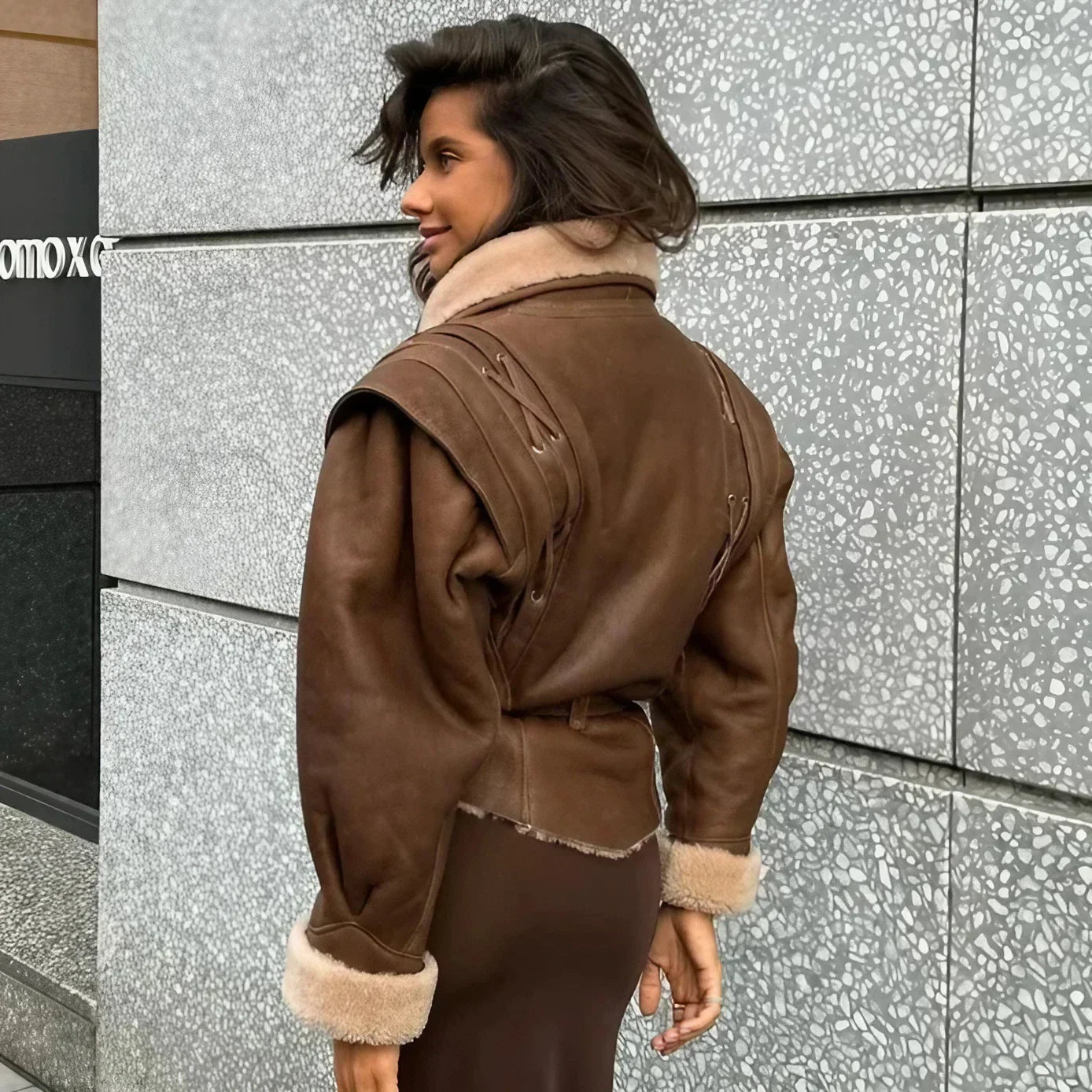 model trägt Serenya shearling jacke braun mit gürtel