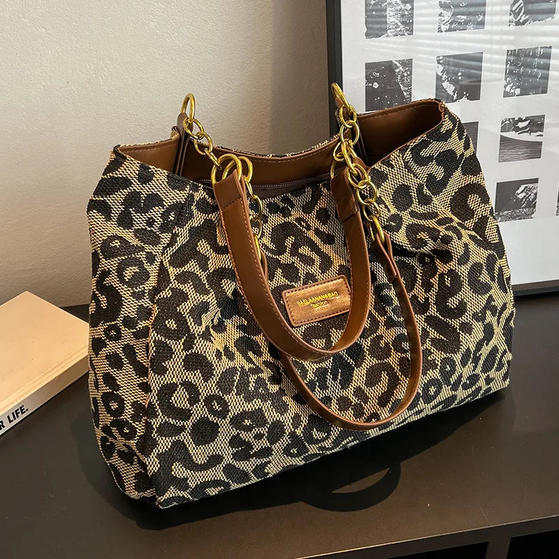 Savanna Chic Tote in luipaardprint met gouden accenten, perfect voor werk en school