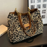 Savanna Chic Tote in luipaardprint met gouden accenten, perfect voor werk en school