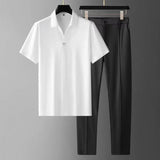 polo en broek set in wit met zwarte broek voor een moderne kantooroutfit
