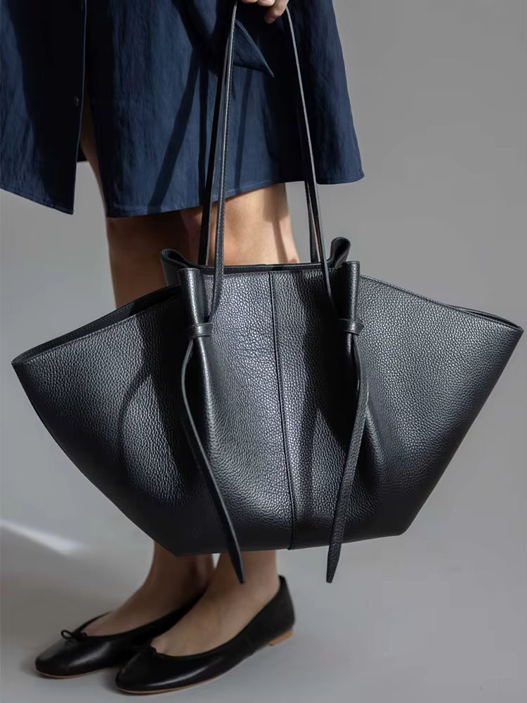 Damen trägt Avoria Tasche über der Schulter
