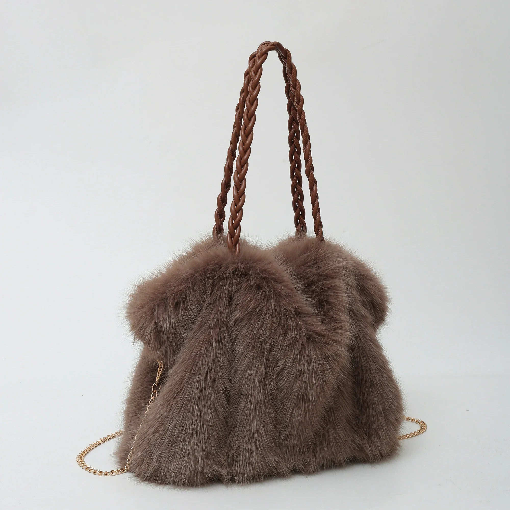 braune fluffy handtasche mit geflochtenen henkeln