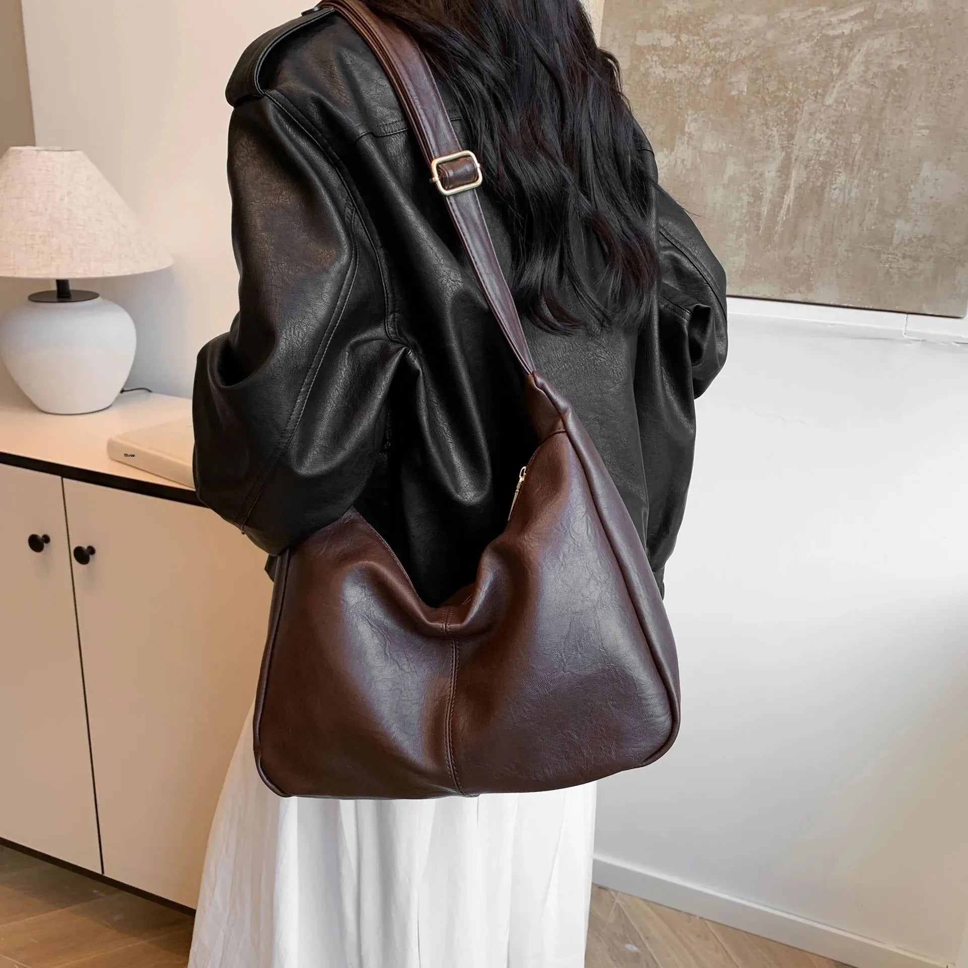 Rückansicht mit der braunen Novira Tasche über der Schulter