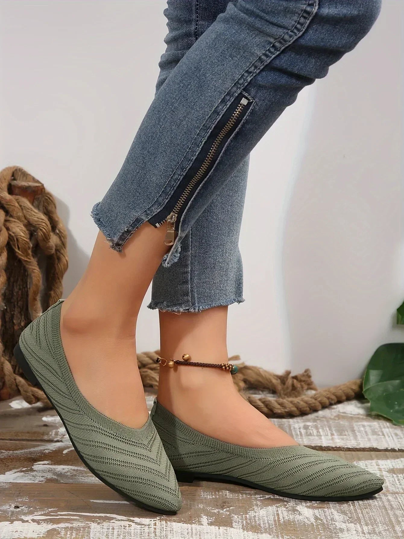 Olivgrüne Breeza Strick-Ballerinas von Talaine seitlich