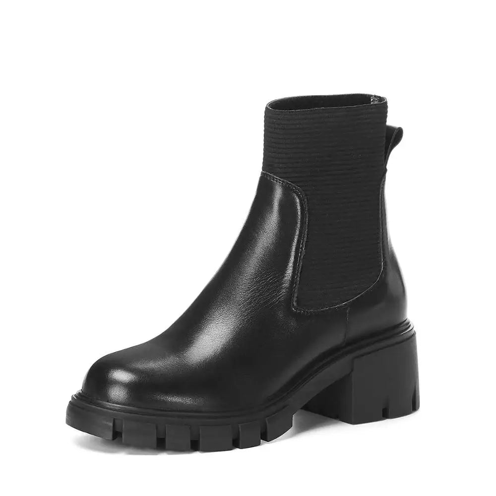 seitenansicht schwarze chelsea stiefeletten mit blockabsatz