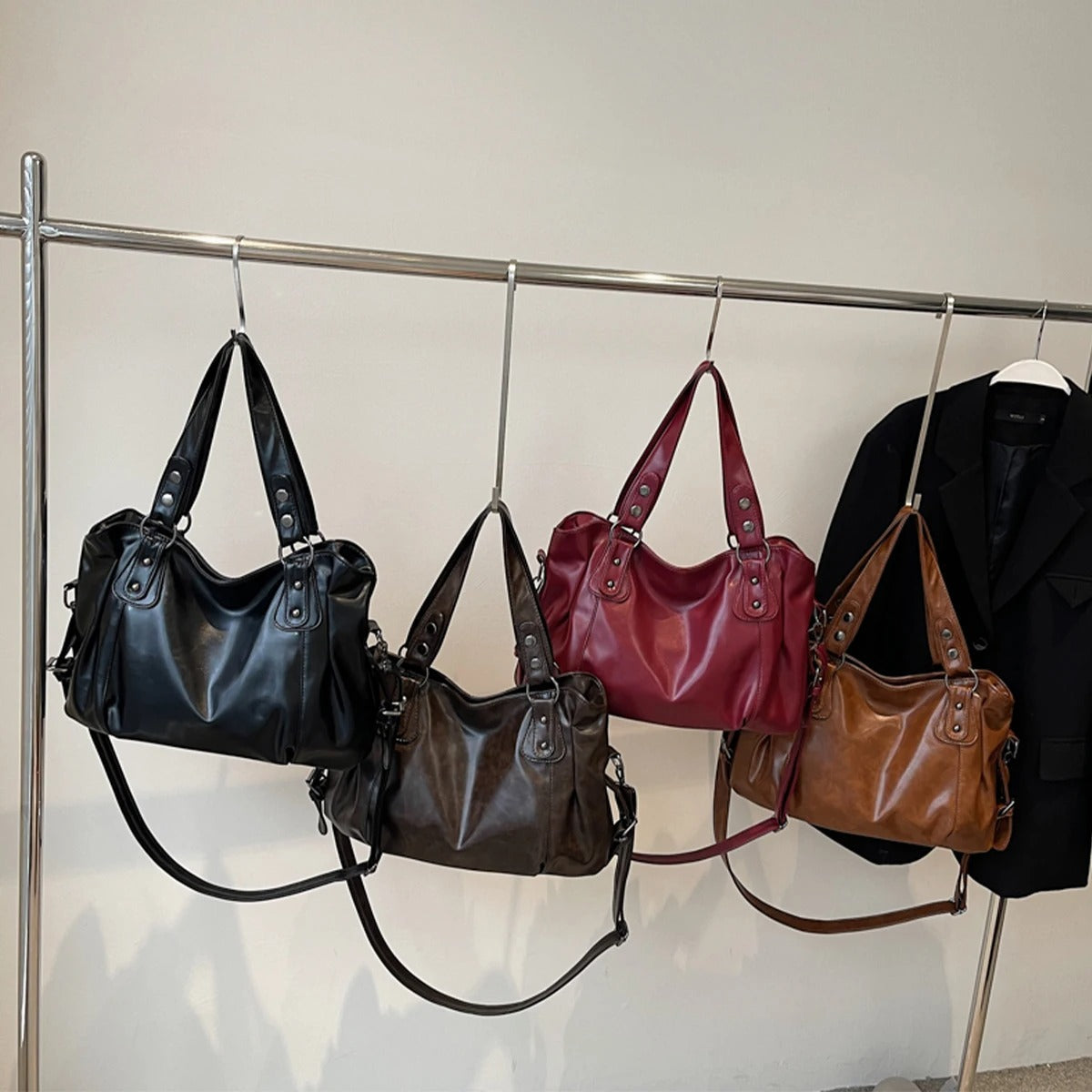 Talaine Velmira Vintage Schultertasche aus veganem Leder in Schwarz