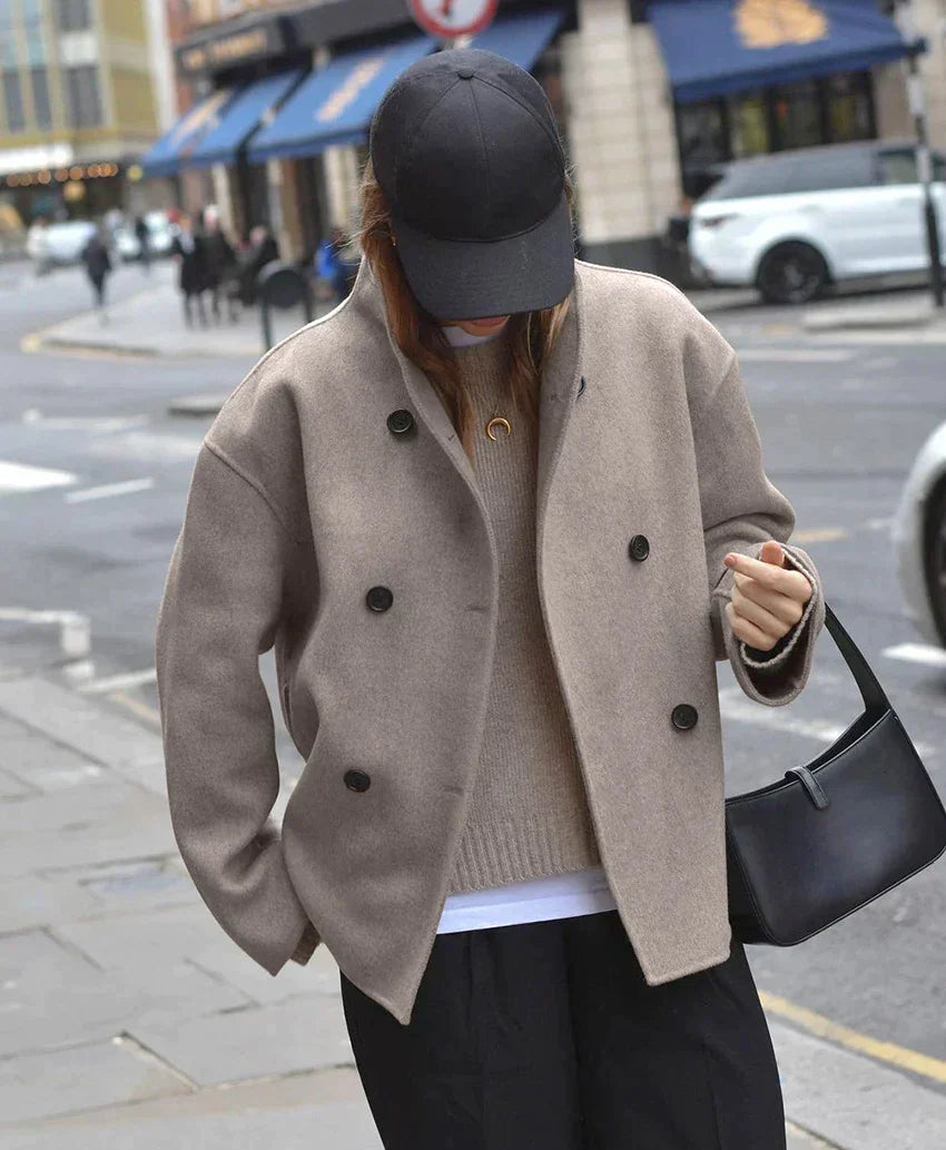 streetstyle beige oversized jacke mit schwarzer hose und cap