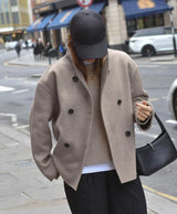 streetstyle beige oversized jacke mit schwarzer hose und cap