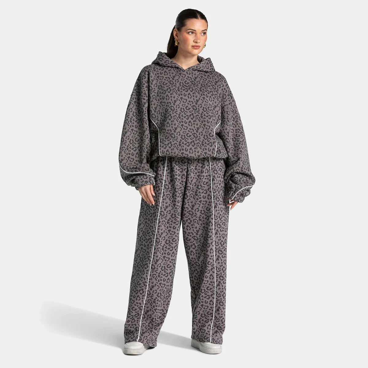 Damen Leoparden-Loungeset in Grau mit Hoodie und weiter Hose kombiniert