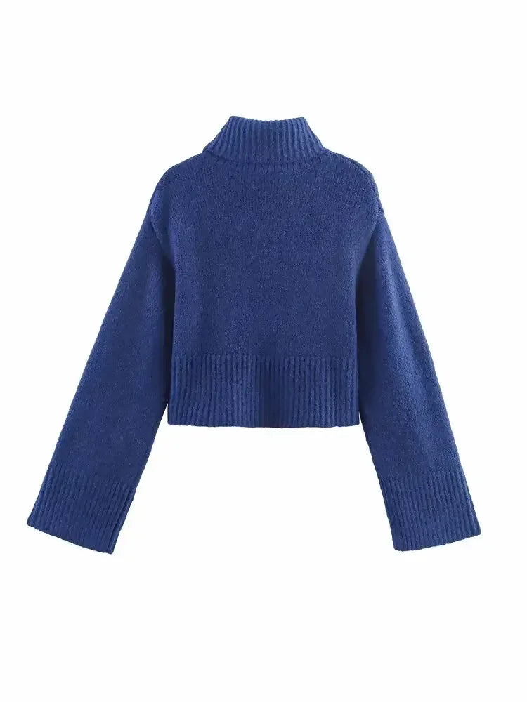 blauer strickpullover mit rollkragen und weiten ärmeln produktfoto
