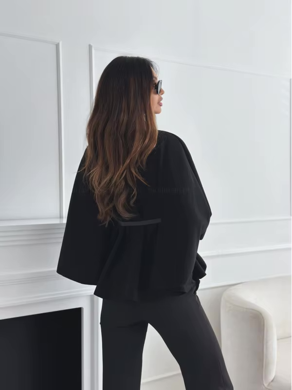schwarzes Cape Top mit Gürtel und weiten Ärmeln, elegantes Outfit mit schwarzer Hose