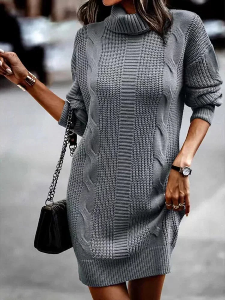 CozyKnit Sweater Dress – Warme gebreide jurk met kabelpatroon in de kleur grijs, perfect voor koude dagen.

