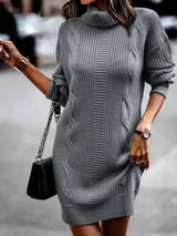 CozyKnit Sweater Dress – Warme gebreide jurk met kabelpatroon in de kleur grijs, perfect voor koude dagen.

