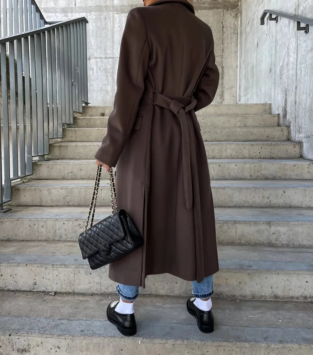 Luxora Mantel dunkelbraun, Rückseite mit Gürtel
