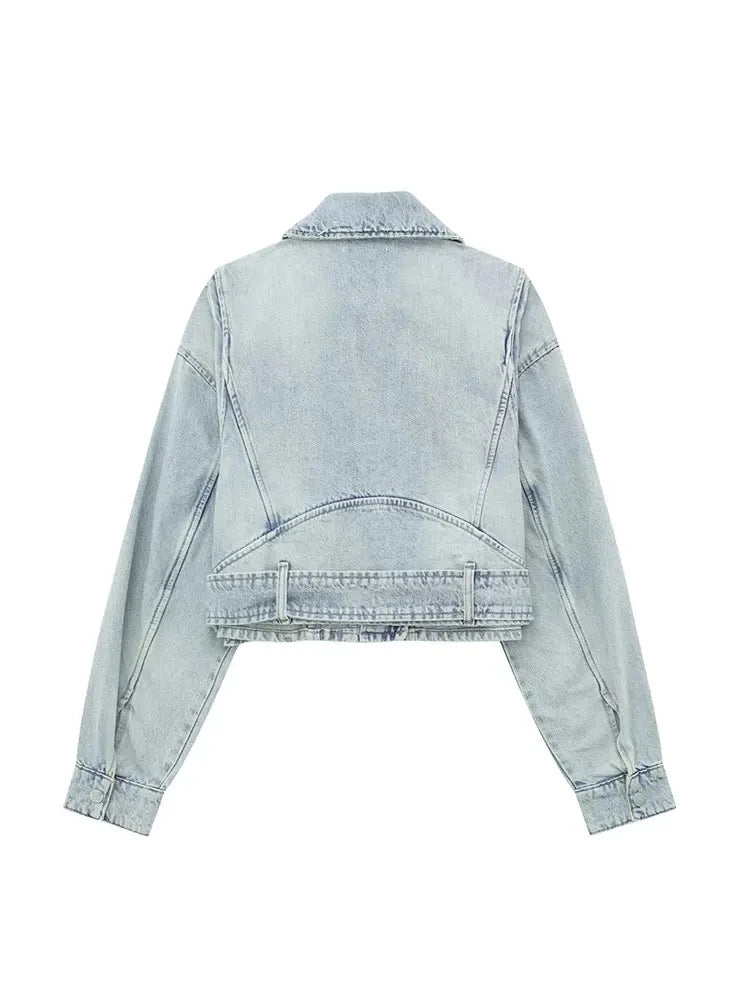 vrouw in korte spijkerjas streetwear stijl
