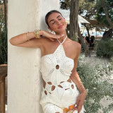 witte gehaakte set met cut-outs, zomerset gehaakt wit katoen, haltertop en minirok strandlook, boho stijl zomeroutfit dames, crochet set beachwear Salejano, bloemenpatroon gehaakte set
