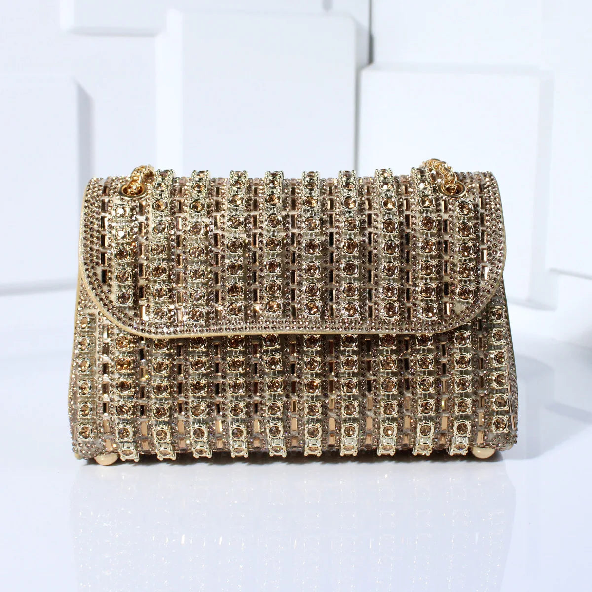 GlitzGlow Mini Bag - Sprankelende mini tas met luxe uitstraling en magnetische sluiting.