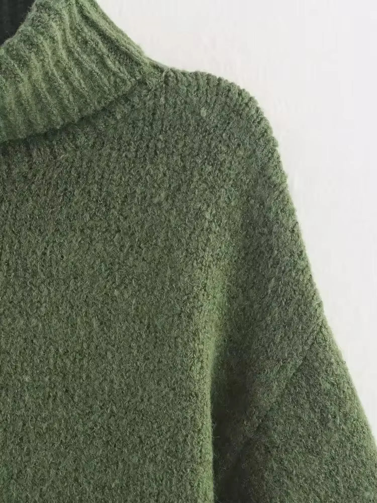 detailaufnahme grüner strickpullover mit rollkragen und geripptem bund