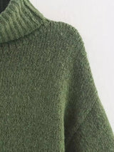 detailaufnahme grüner strickpullover mit rollkragen und geripptem bund
