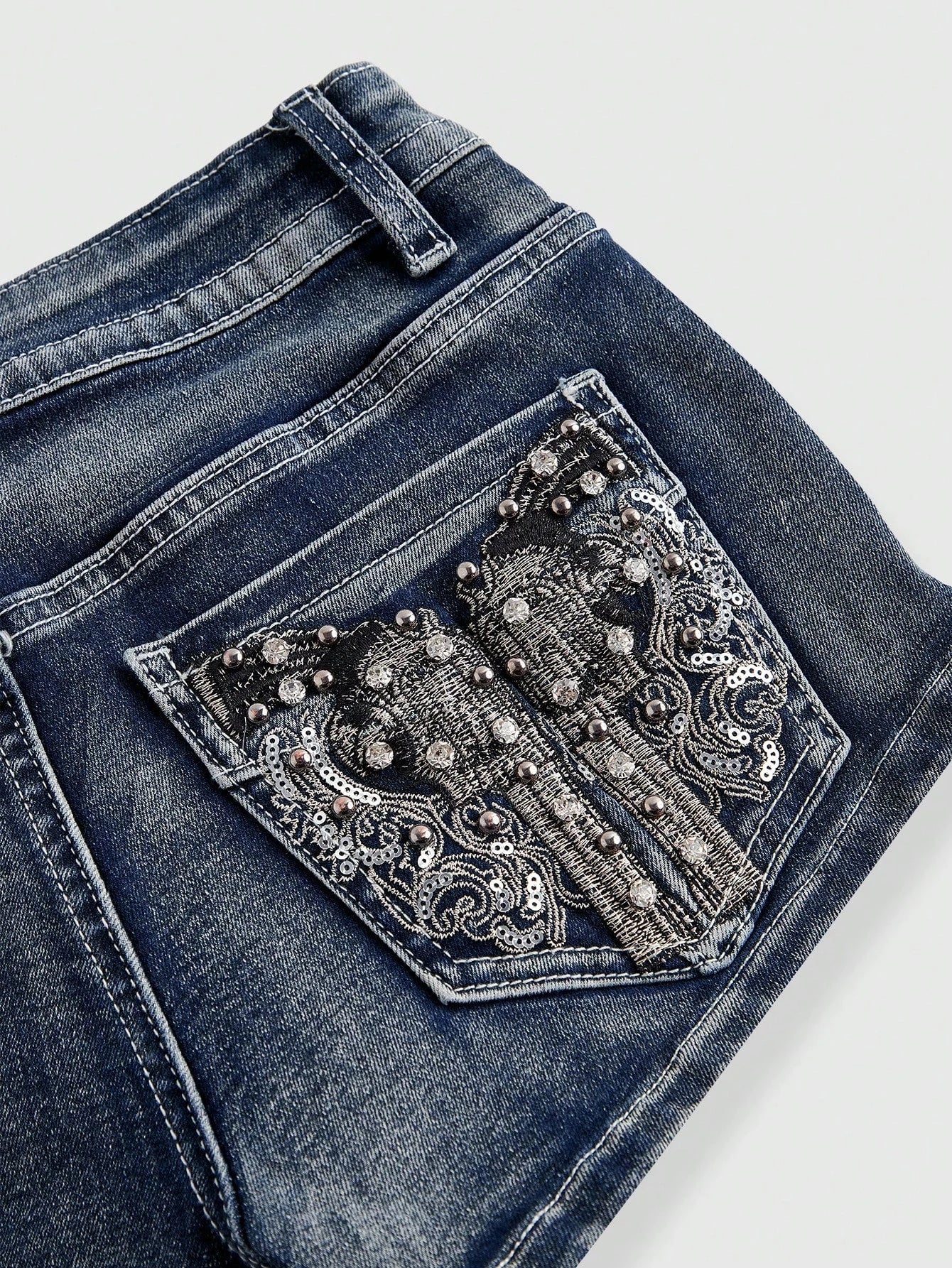 Rivéla Denim-Shorts – Detailaufnahme der strassverzierten Gesäßtaschen