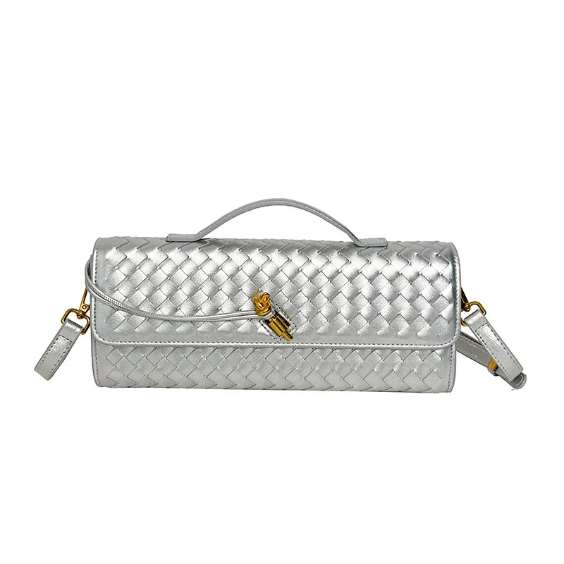 zilveren crossbody tas met gevlochten structuur en gouden hardware
