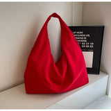 Lichtgewicht Aether Tote in rood, gemaakt van soepel nylon met een modern en ruim design (50x29x21 cm) en meerdere ritsvakken.