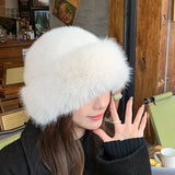 Luxe WinterCharm Hat, een zachte imitatie-nerts hoed in wit, ideaal voor koude dagen.