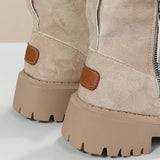 nahaufnahme beige winterstiefel mit reißverschluss und profilsohle