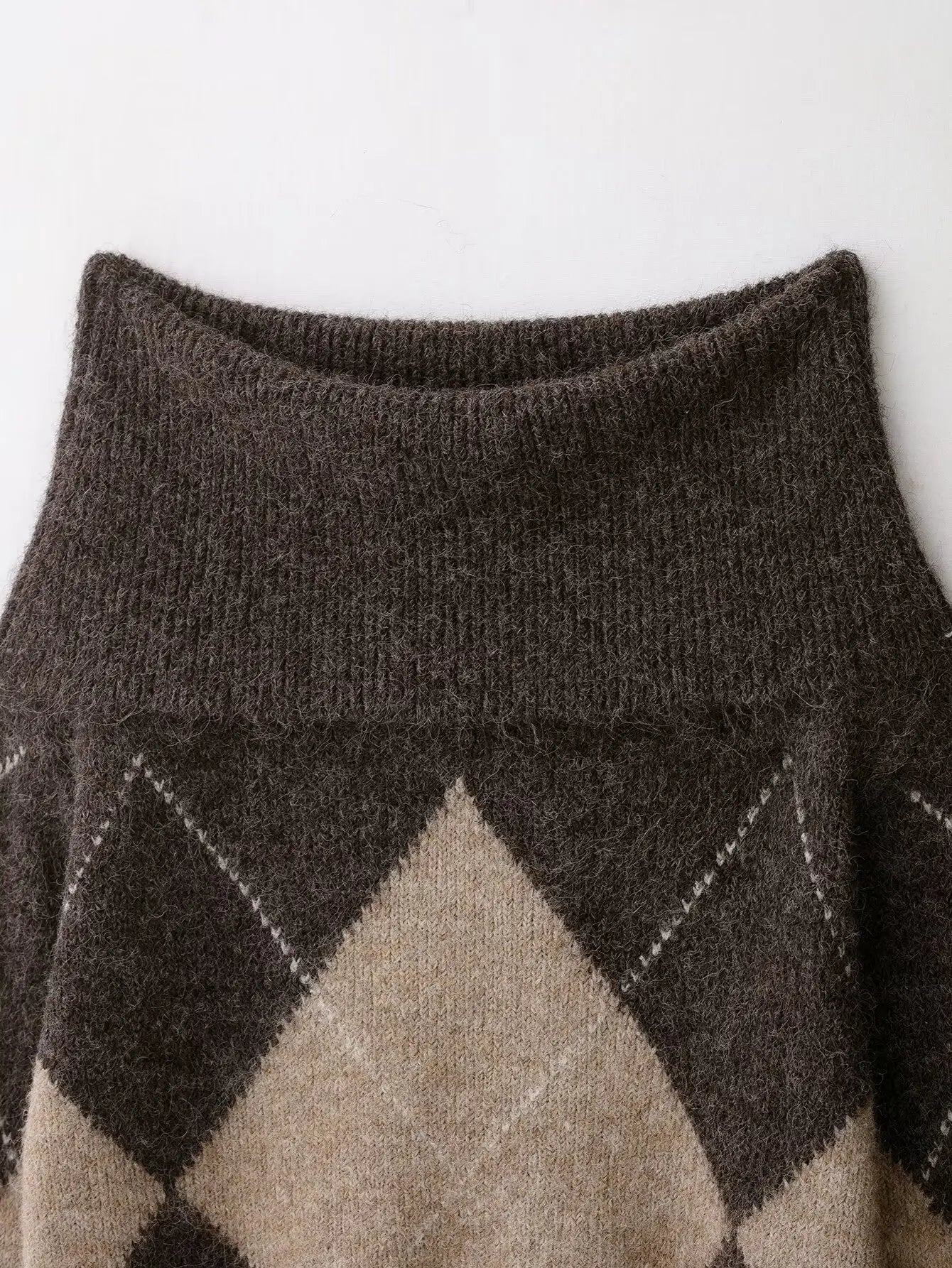 detailaufnahme rautenmuster in braun und beige auf off-shoulder pullover