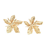 Seitliche Ansicht große Blüten-Ohrringe Gold, elegant getragen
