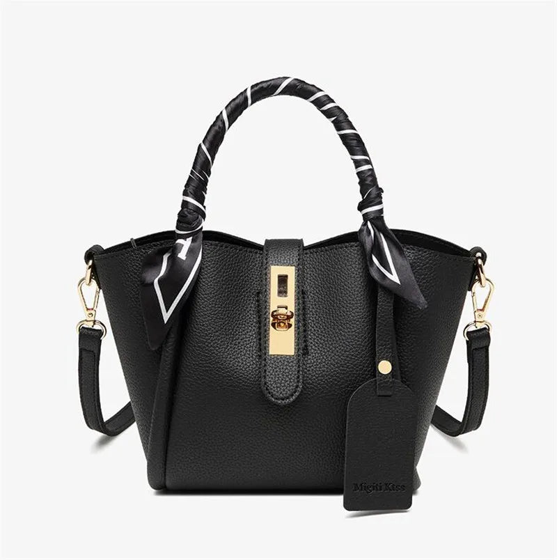 	Bellezza Shoulderbag in elegant zwart met goudkleurige accenten en sjaaltje