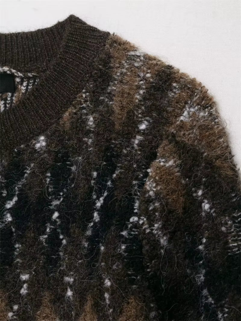 detailaufnahme strickjacke mit knöpfen und argyle-muster in braun und schwarz