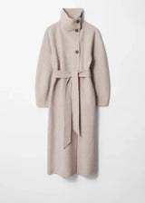beiger damenmantel mit stehkragen und gürtel