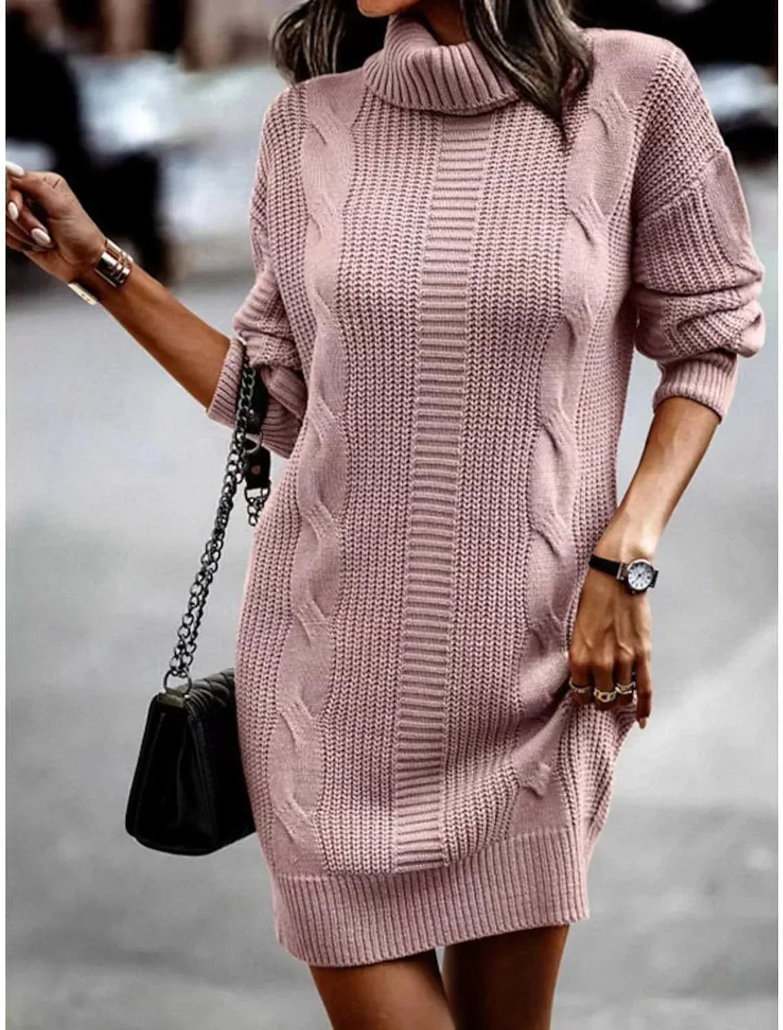 CozyKnit Sweater Dress – Warme gebreide jurk met kabelpatroon in de kleur roze, perfect voor koude dagen.

