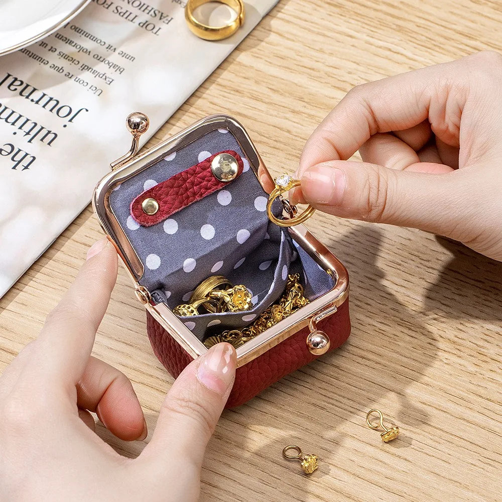 ring opgeborgen in een rode miniportemonnee met stippenvoering