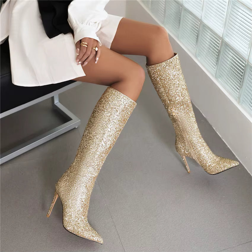 Lunéa Glitz Boots | Kniehohe Glitzerstiefel mit Spitze & Stilettoabsatz
