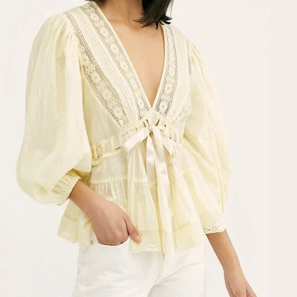 Lunaria Bluse Damen in Gelb – Detailansicht mit V-Ausschnitt, Spitze und feiner Schleife