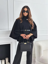 schwarzes Cape Top mit Gürtel und weiten Ärmeln, elegantes Outfit mit schwarzer Hose