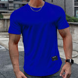 Milan T-shirt in kobaltblauw op model
