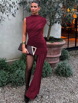 Asymmetrische wijnrode gala-jurk met hoge split en drapering