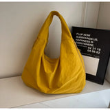 Lichtgewicht Aether Tote in geel, gemaakt van soepel nylon met een modern en ruim design (50x29x21 cm) en meerdere ritsvakken.