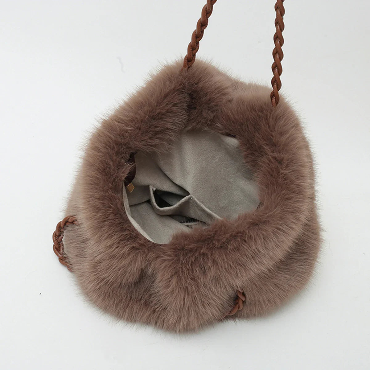 Fiora Fluff Bag | Luxuriöse Fluffy Handtasche mit Geflochtenem Henkel & Kette