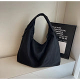 Lichtgewicht Aether Tote in zwart, gemaakt van soepel nylon met een modern en ruim design (50x29x21 cm) en meerdere ritsvakken.