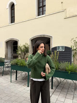 frau trägt grünen cropped rollkragenpullover im casual streetstyle