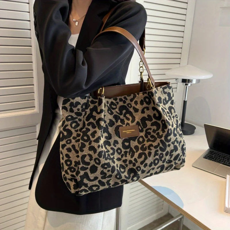 Savanna Chic Tote in luipaardprint met gouden accenten, perfect voor werk en school