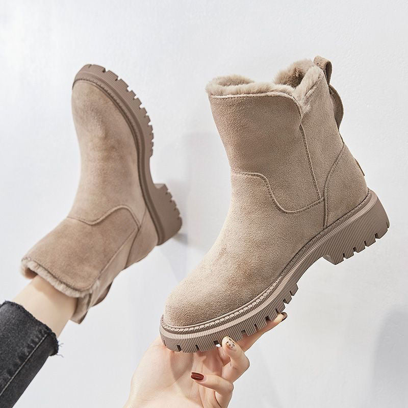 nahaufnahme beige winterstiefel mit reißverschluss und profilsohle